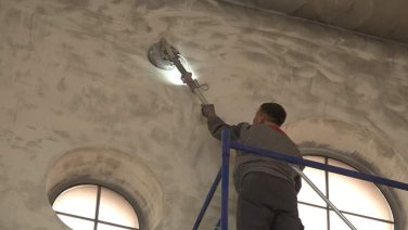 В верхнем приходе — ремонт, в нижнем — службы: храм Кирилла и Мефодия готовится к Пасхе