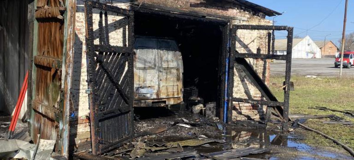 На элеваторе в Сальске загорелся гараж, в котором стоял ГАЗ-2705