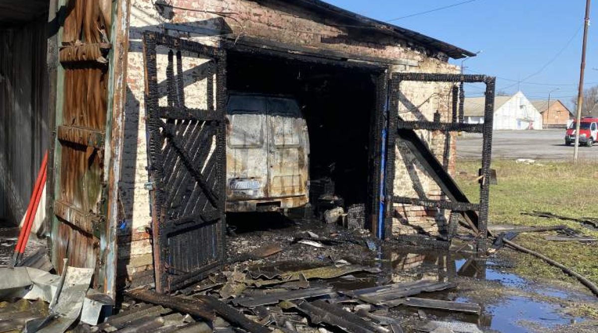На элеваторе в Сальске загорелся гараж, в котором стоял ГАЗ-2705