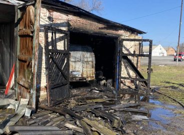 На элеваторе в Сальске загорелся гараж, в котором стоял ГАЗ-2705