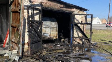 На элеваторе в Сальске загорелся гараж, в котором стоял ГАЗ-2705