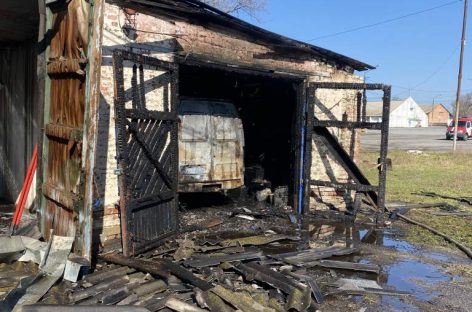 На элеваторе в Сальске загорелся гараж, в котором стоял ГАЗ-2705