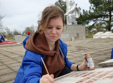 «Южный десант»: студенты привели в порядок мемориалы в селах Шаблиевка, Екатериновка и Новый Маныч