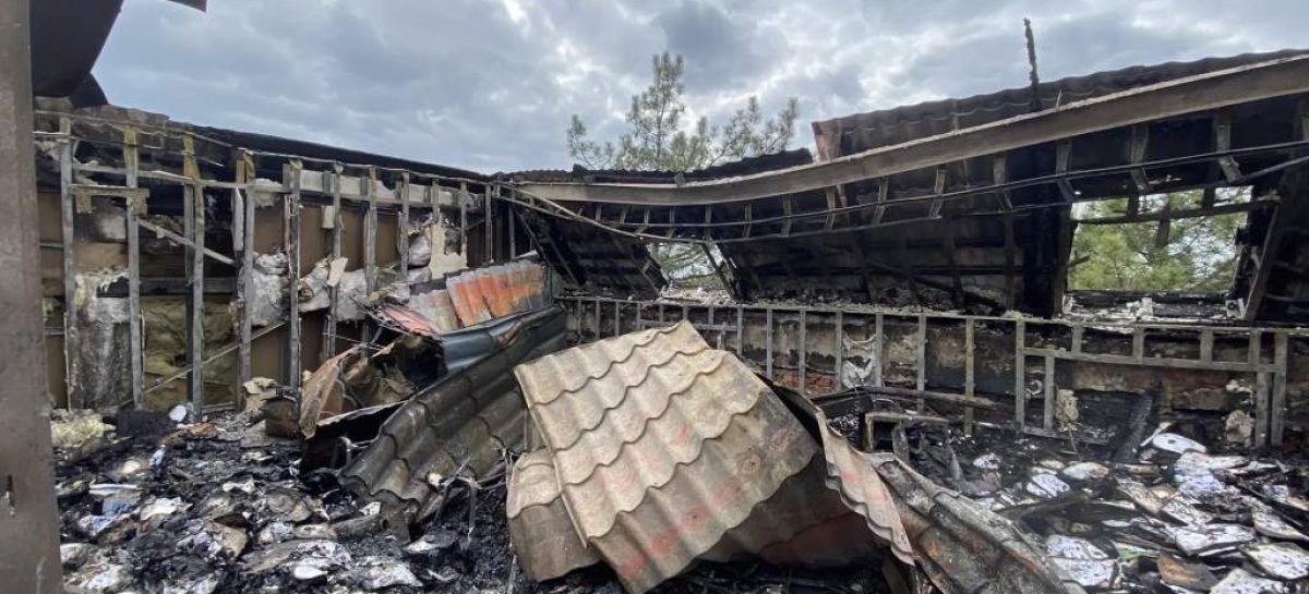 В Сальске сильный пожар разгорелся на крыше ПАО «Россети»