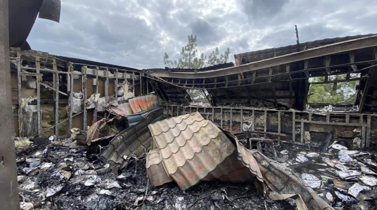 В Сальске сильный пожар разгорелся на крыше ПАО «Россети»