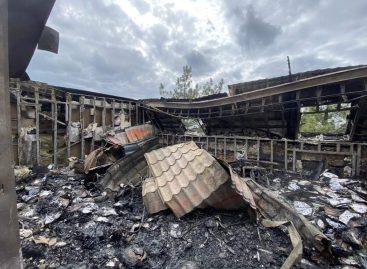 В Сальске сильный пожар разгорелся на крыше ПАО «Россети»