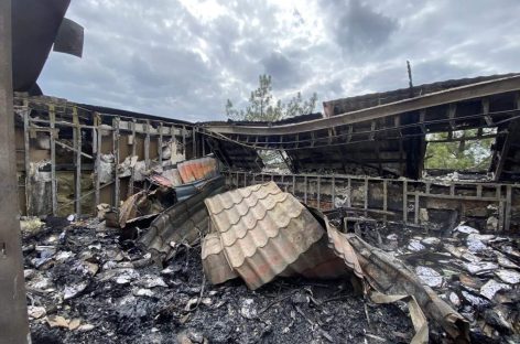 В Сальске сильный пожар разгорелся на крыше ПАО «Россети»