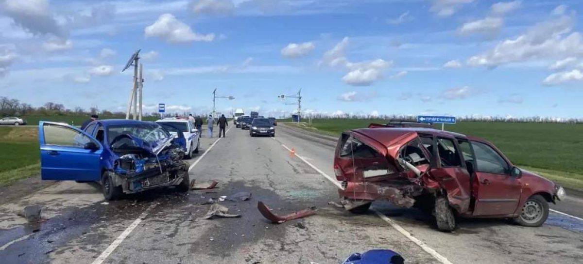 В Сальском районе в аварии пострадали три человека