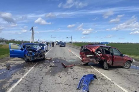 В Сальском районе в аварии пострадали три человека