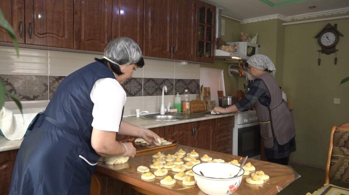 И сети, и пирожки, и рулеты: очередную партию гуманитарной помощи бойцам СВО готовят волонтеры Березовки