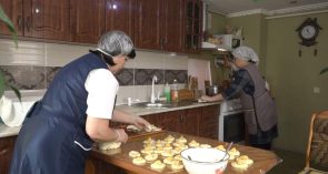 И сети, и пирожки, и рулеты: очередную партию гуманитарной помощи бойцам СВО готовят волонтеры Березовки