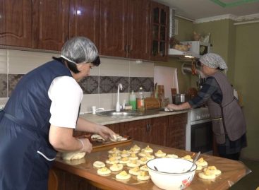 И сети, и пирожки, и рулеты: очередную партию гуманитарной помощи бойцам СВО готовят волонтеры Березовки