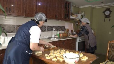 И сети, и пирожки, и рулеты: очередную партию гуманитарной помощи бойцам СВО готовят волонтеры Березовки