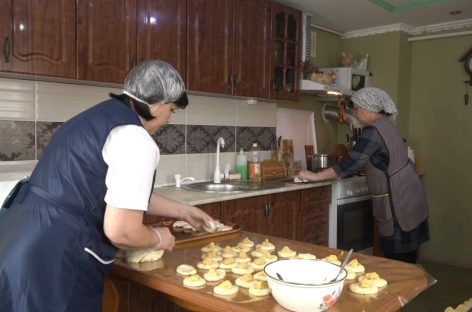 И сети, и пирожки, и рулеты: очередную партию гуманитарной помощи бойцам СВО готовят волонтеры Березовки