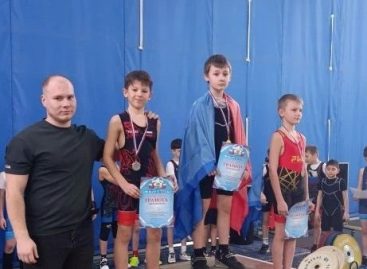 Сальские тяжелоатлеты завоевали медали в Шахтах