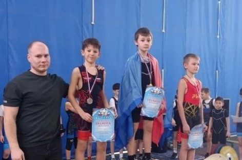 Сальские тяжелоатлеты завоевали медали в Шахтах