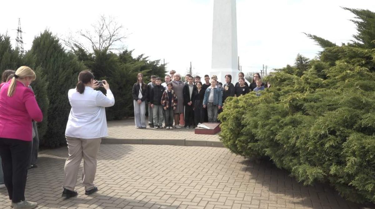 Чтобы помнили: экскурсию для сельских школьников провели у стелы жертвам фашизма