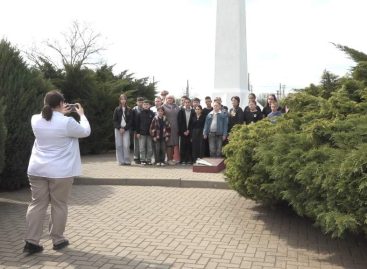 Чтобы помнили: экскурсию для сельских школьников провели у стелы жертвам фашизма