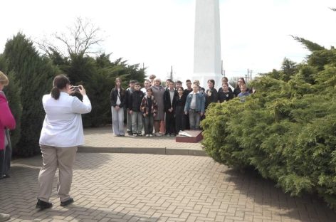 Чтобы помнили: экскурсию для сельских школьников провели у стелы жертвам фашизма