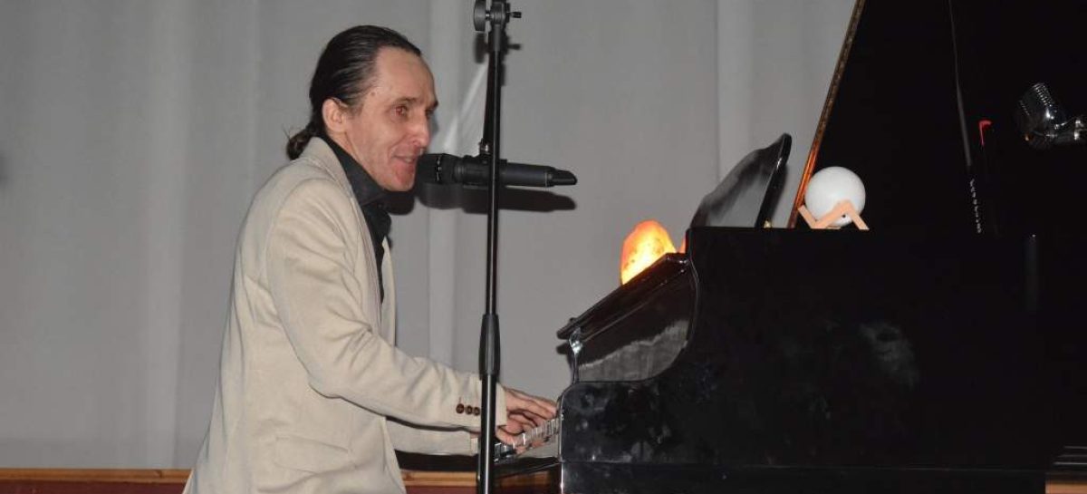 Музыкант Олег Нагаец дал концерт в детской школе искусств им. В.Н. Еждика в Сальске