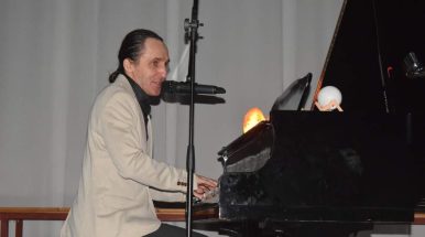 Музыкант Олег Нагаец дал концерт в детской школе искусств им. В.Н. Еждика в Сальске