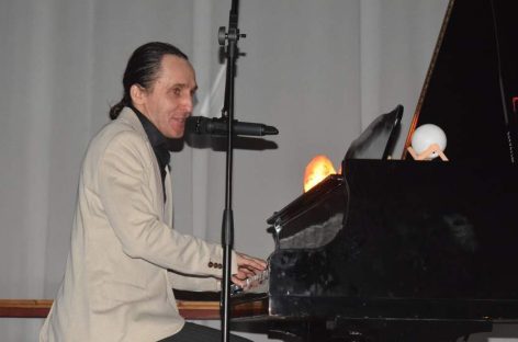 Музыкант Олег Нагаец дал концерт в детской школе искусств им. В.Н. Еждика в Сальске