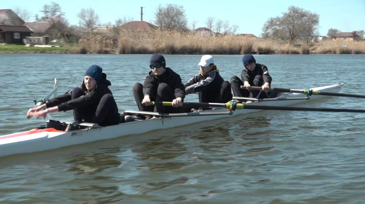 На сальской воде: питерские гребцы-академисты проходят учебно-тренировочные сборы