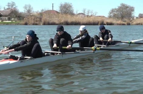 На сальской воде: питерские гребцы-академисты проходят учебно-тренировочные сборы