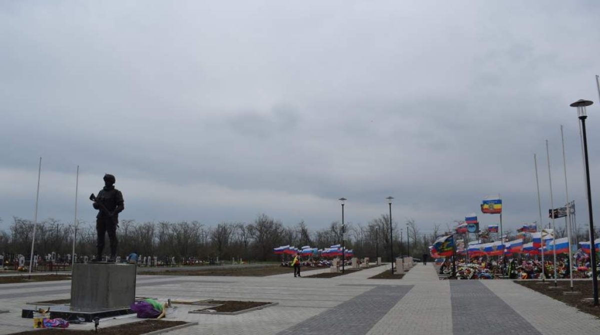 В Сальске завершено асфальтирование прилегающей к Аллее Героев территории на городском кладбище