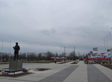В Сальске завершено асфальтирование прилегающей к Аллее Героев территории на городском кладбище