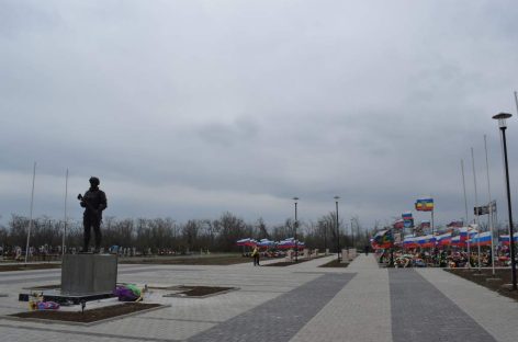 В Сальске завершено асфальтирование прилегающей к Аллее Героев территории на городском кладбище