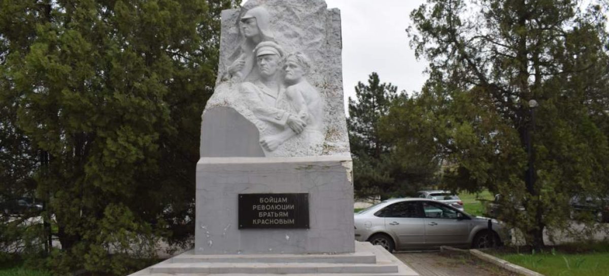 В Сальске ремонтируют городские памятники