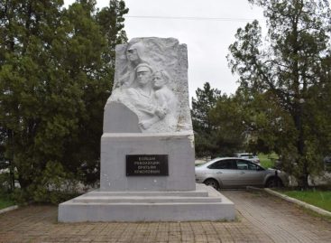 В Сальске ремонтируют городские памятники