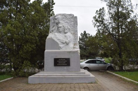 В Сальске ремонтируют городские памятники