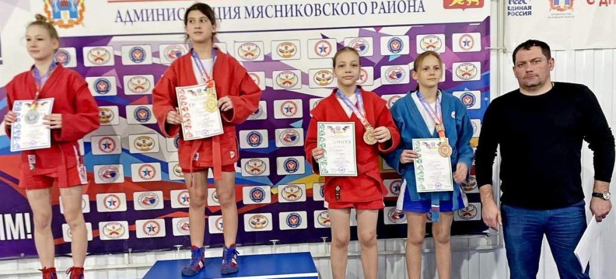 «Бронзу»  первенства Дона по самбо завоевала сальчанка Дарья Пиденко