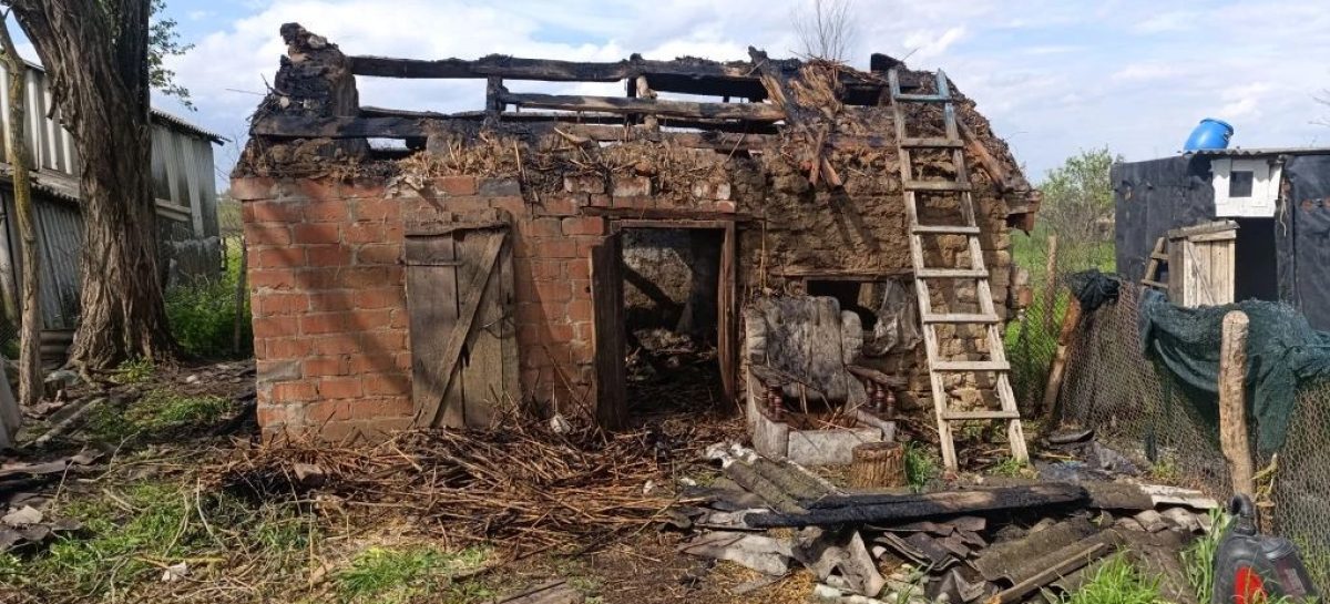 В Сальском районе загорелась хозпостройка