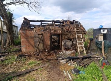 В Сальском районе загорелась хозпостройка