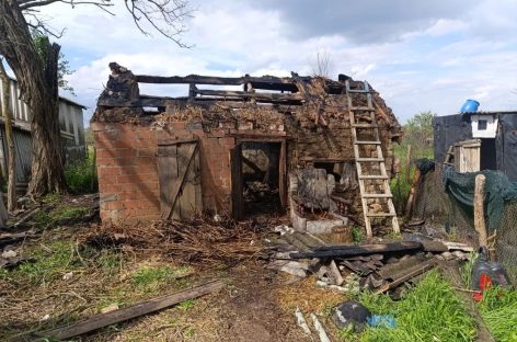 В Сальском районе загорелась хозпостройка