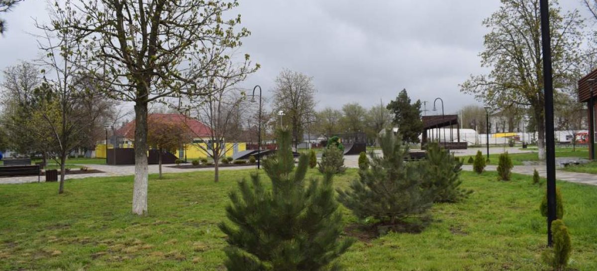 В городском парке в Сальске полным ходом идёт подготовка к открытию сезона