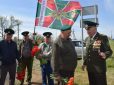 Ветераны-пограничники и молодые люди встретились у мемориала бойцам 24-го погранполка на берегу реки Маныч
