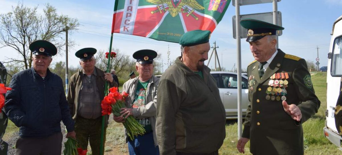 Ветераны-пограничники и молодые люди встретились у мемориала бойцам 24-го погранполка на берегу реки Маныч