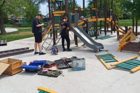 В Сальске продолжается ремонт детской площадки в парке по ул. Ванцетти