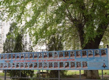 Жители МКД в Сальске установили во дворе своего дома баннер «Бессмертного полка»