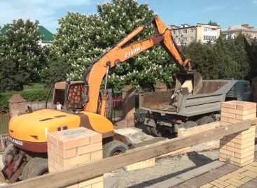 Осталось 55 метров: в соборе Кирилла и Мефодия работает строительная техника