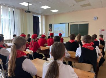 Ребята лицея № 9 города Сальска и школы № 18 Макеевки ДНР пообщались с помощью телемоста