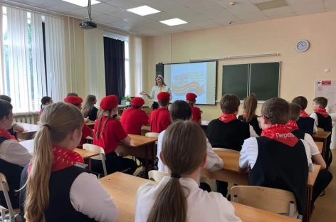 Ребята лицея № 9 города Сальска и школы № 18 Макеевки ДНР пообщались с помощью телемоста