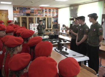 Старшие — младшим: пятерка лучших гидов школы № 4 проводит экскурсии в школьном музее