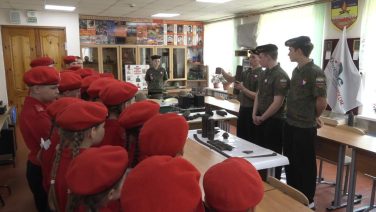 Старшие — младшим: пятерка лучших гидов школы № 4 проводит экскурсии в школьном музее
