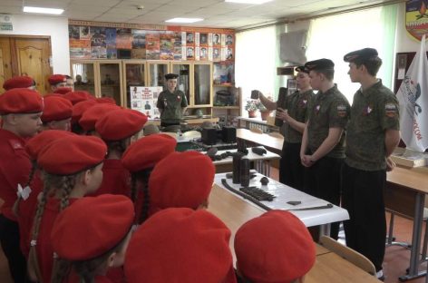 Старшие — младшим: пятерка лучших гидов школы № 4 проводит экскурсии в школьном музее