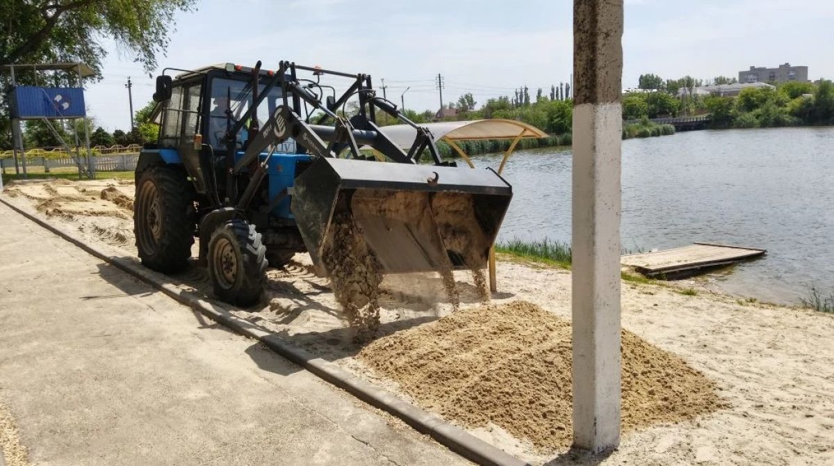 На городском пляже в Сальске заканчивается подготовка к открытию купального сезона